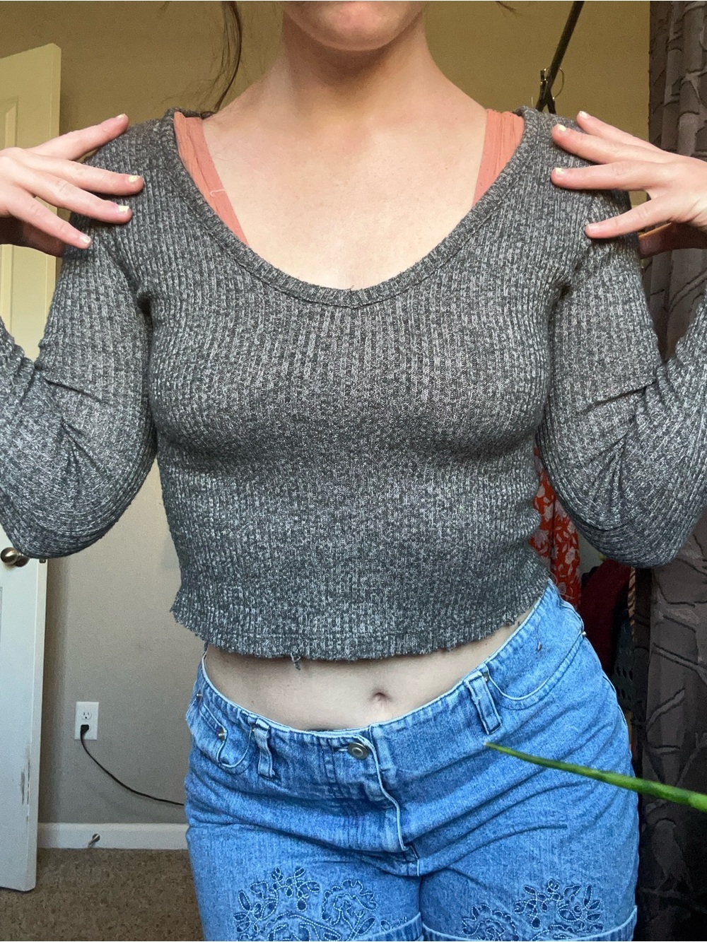 Women's Ribbed V-Neck Cropped Sweater in Gray